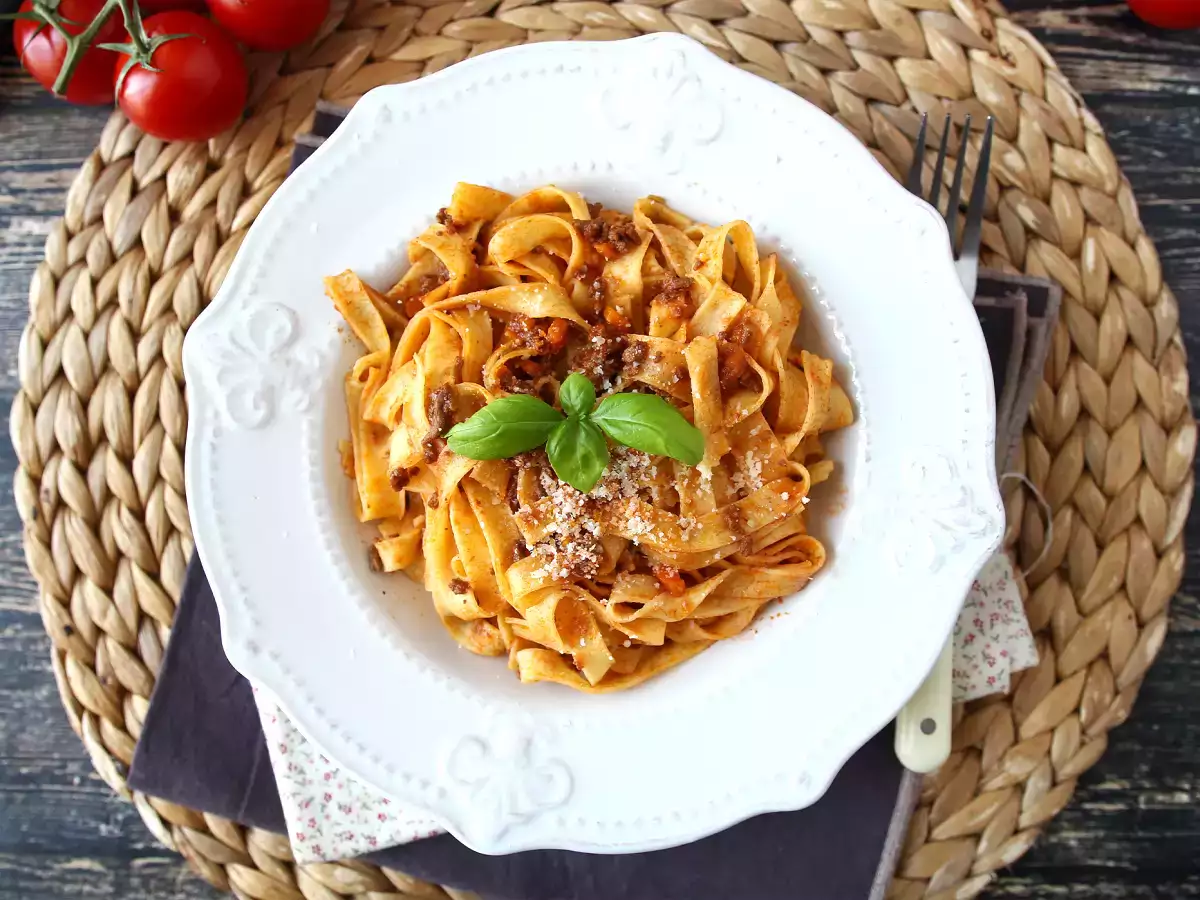 Těstoviny s boloňskou omáčkou - tagliatelle al ragù alla bolognese - foto 5