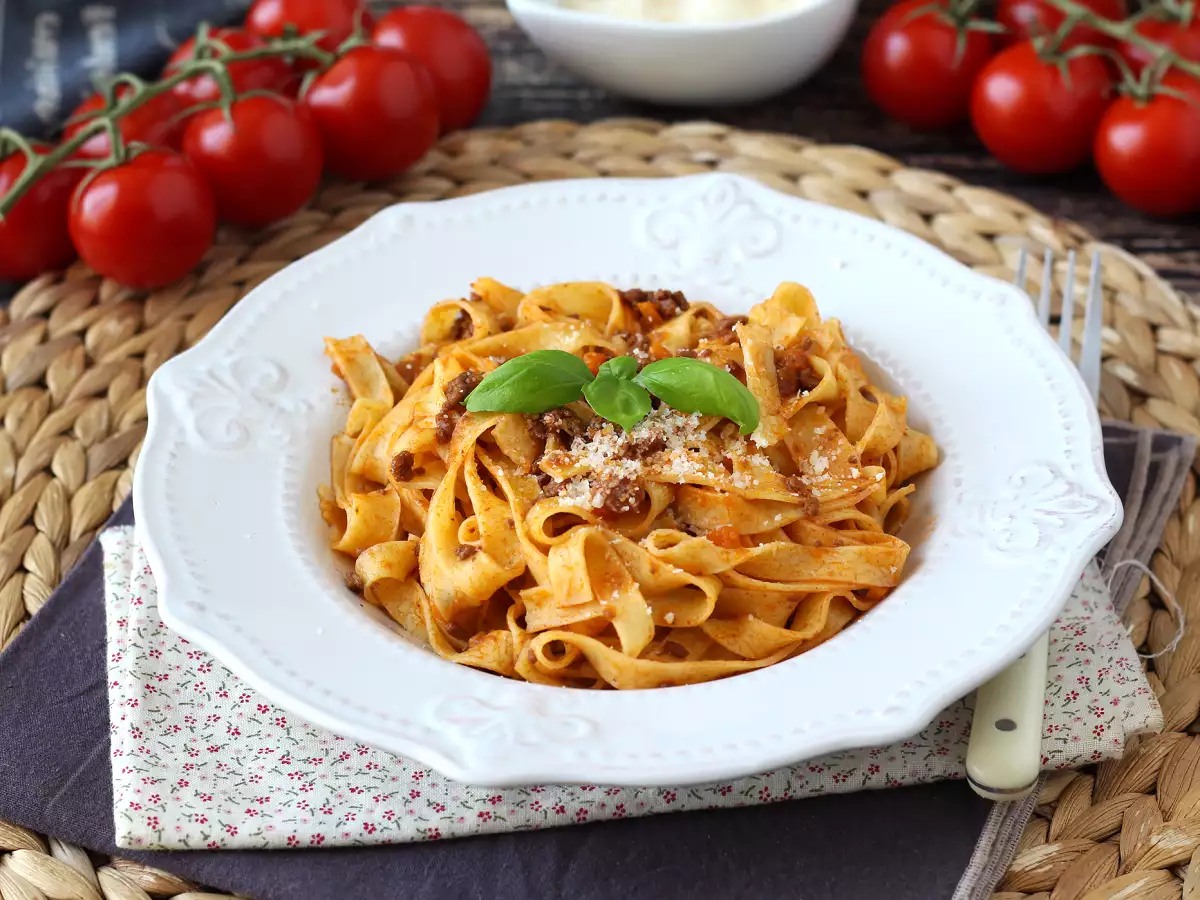 Těstoviny s boloňskou omáčkou - tagliatelle al ragù alla bolognese - foto 6