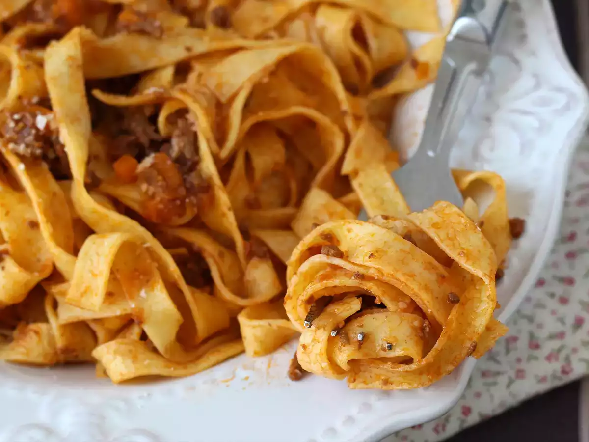 Těstoviny s boloňskou omáčkou - tagliatelle al ragù alla bolognese - foto 7