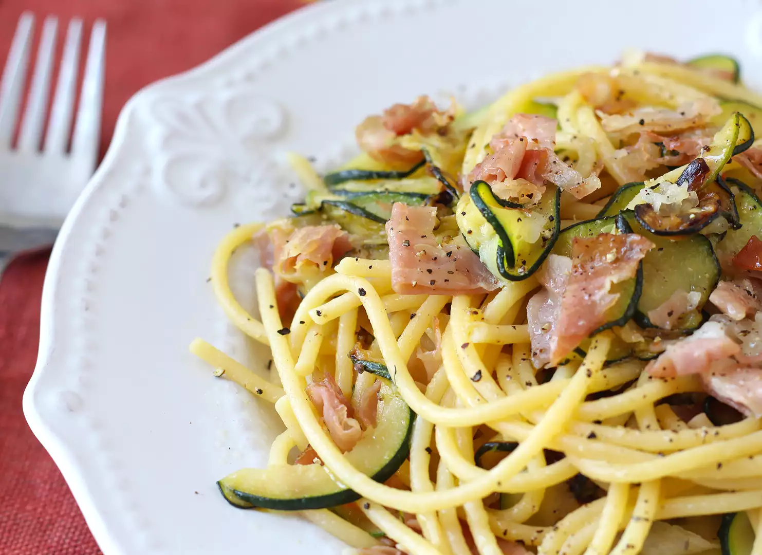 Těstoviny s cuketou a křupavým speckem: jednoduchý recept, který se hodí k obědu i večeři