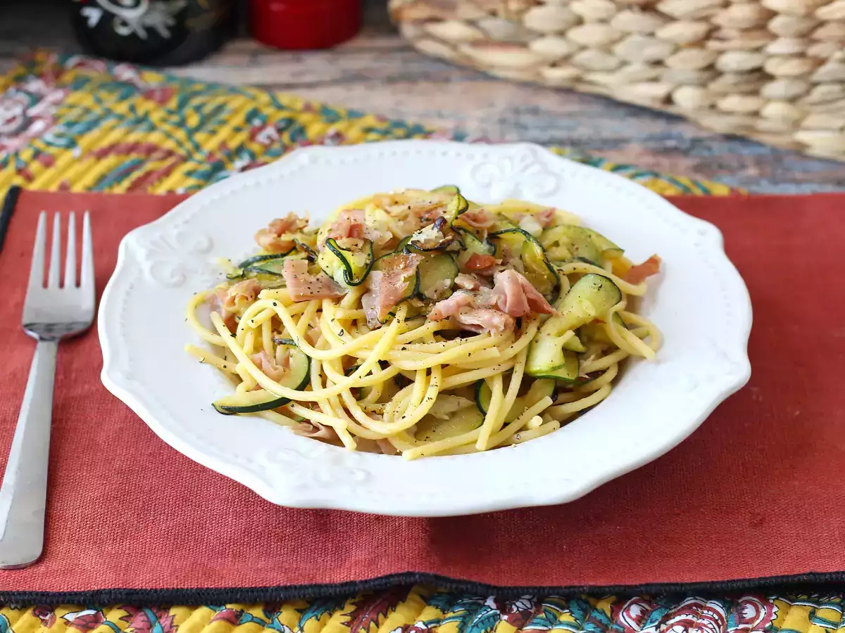 Těstoviny s cuketou a křupavým speckem: jednoduchý recept, který se hodí k obědu i večeři - foto 2
