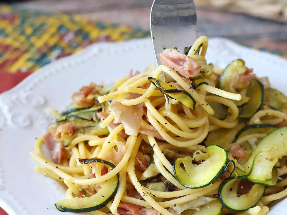 Těstoviny s cuketou a křupavým speckem: jednoduchý recept, který se hodí k obědu i večeři - foto 3