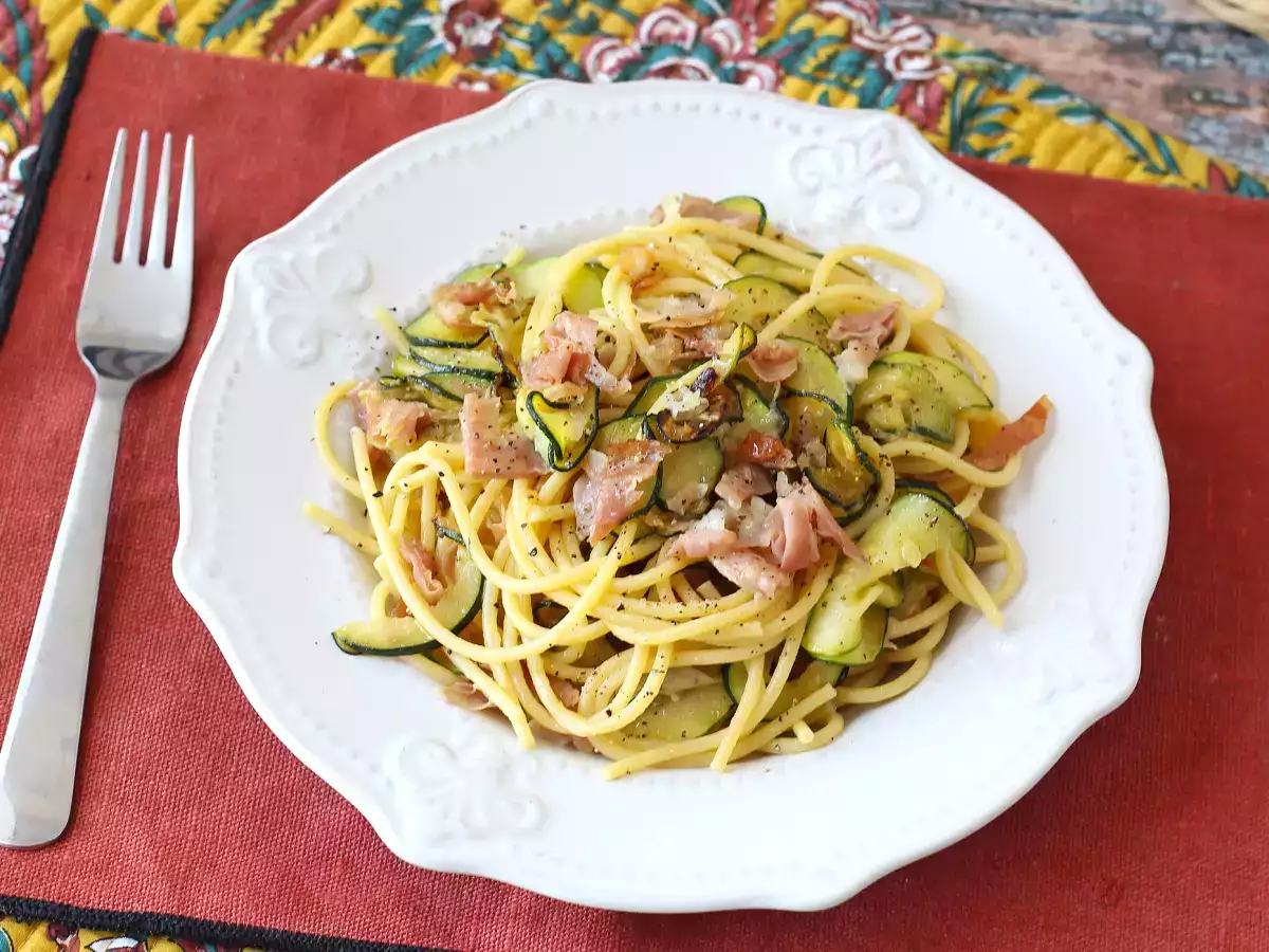 Těstoviny s cuketou a křupavým speckem: jednoduchý recept, který se hodí k obědu i večeři - foto 4