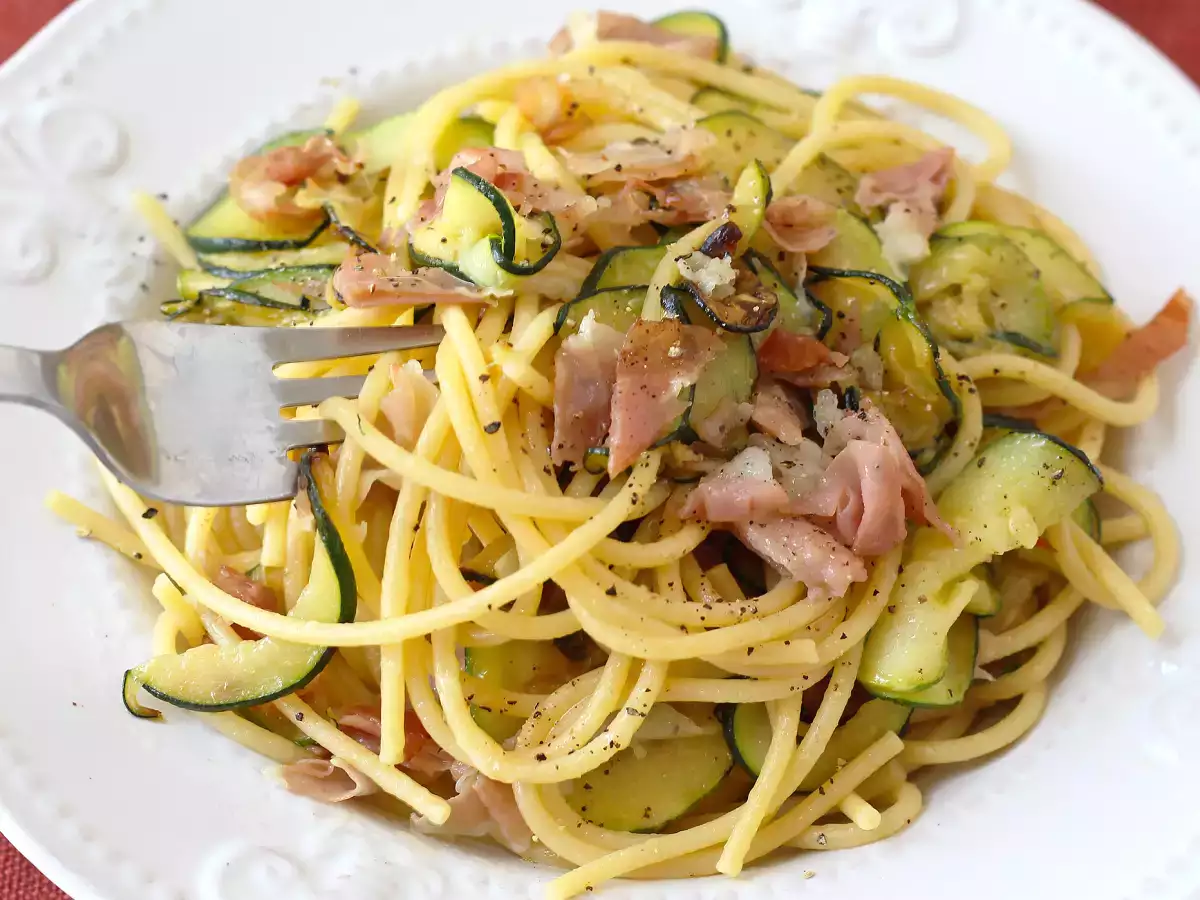 Těstoviny s cuketou a křupavým speckem: jednoduchý recept, který se hodí k obědu i večeři - foto 5