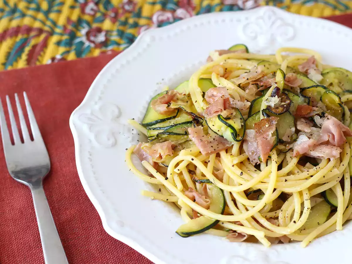 Těstoviny s cuketou a křupavým speckem: jednoduchý recept, který se hodí k obědu i večeři - foto 6