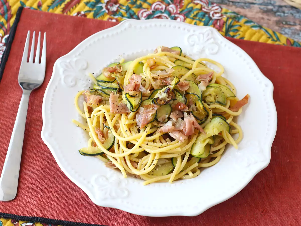 Těstoviny s cuketou a křupavým speckem: snadný recept k obědu i večeři - foto 4