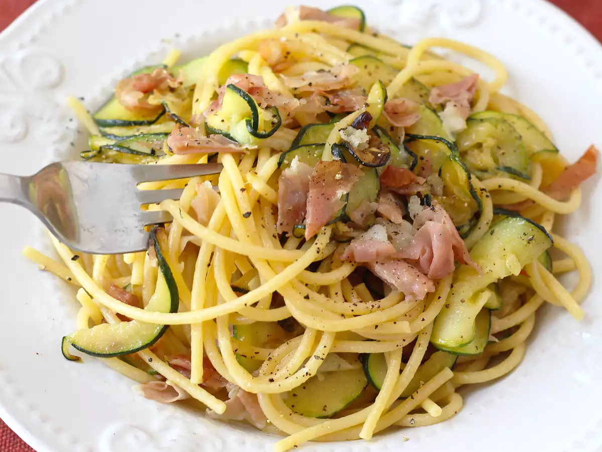 Těstoviny s cuketou a křupavým speckem: snadný recept k obědu i večeři - foto 5