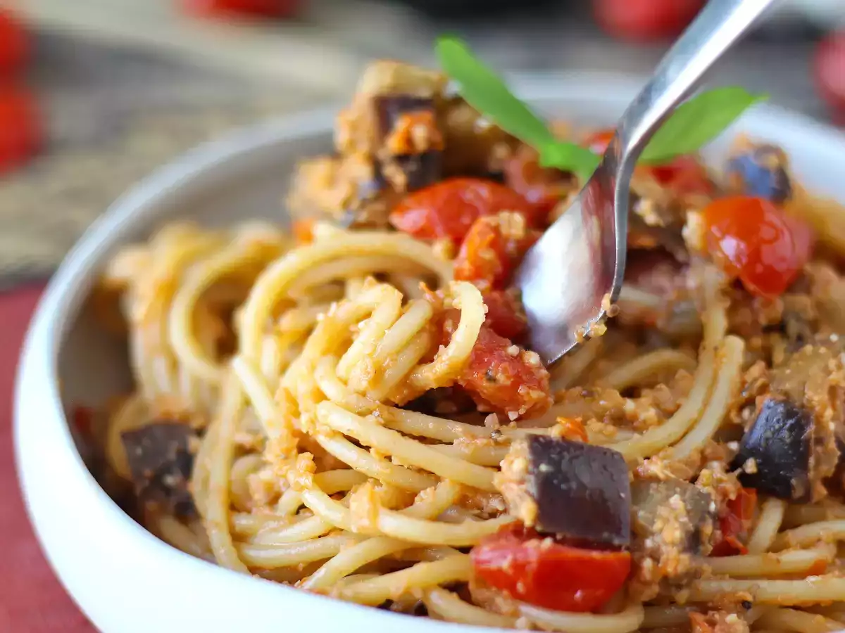 Těstoviny s lilkovým krémem a cherry rajčátky: jednoduchý a chutný recept - foto 2