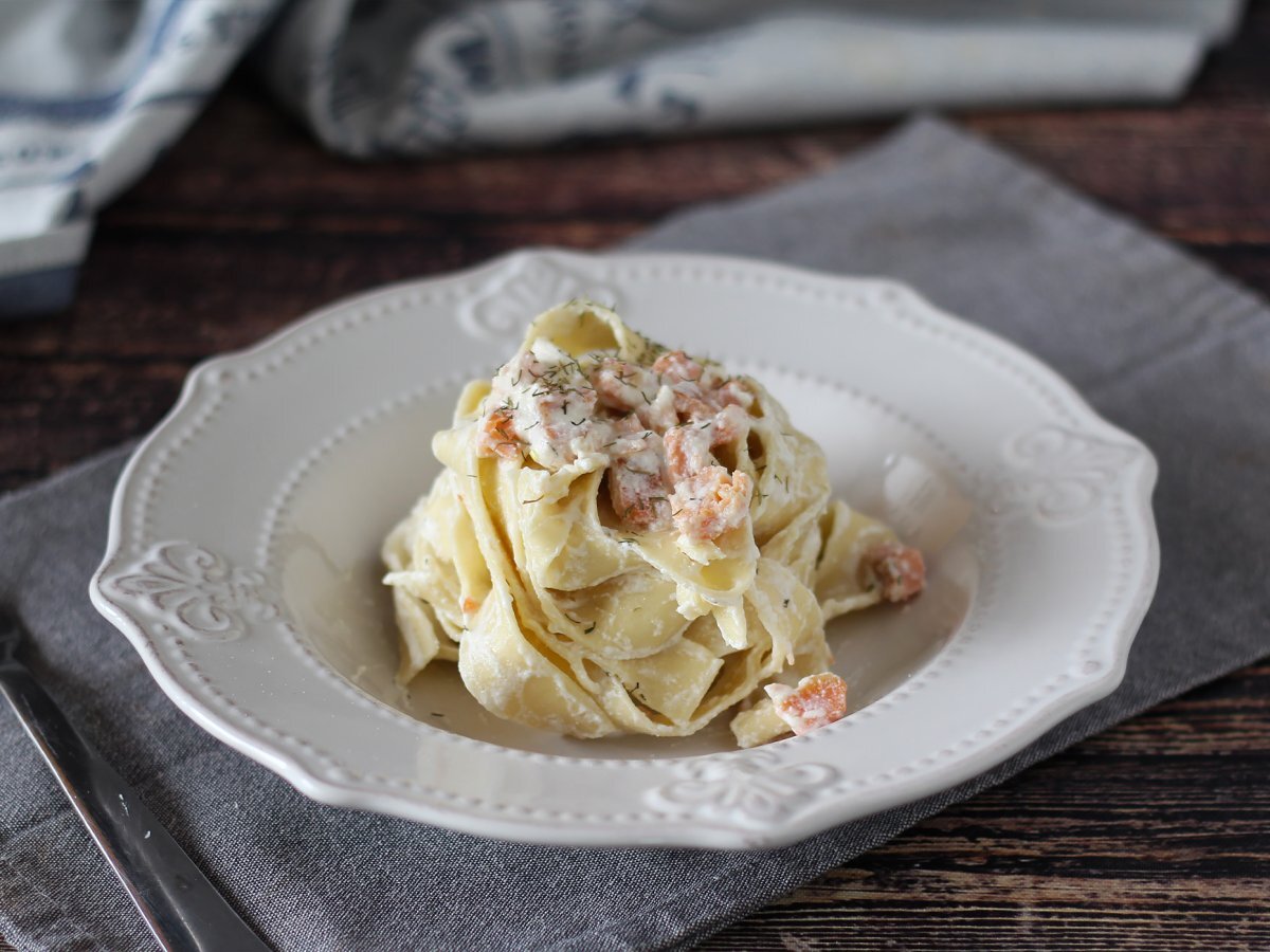 Těstoviny s lososem a sýrem ricotta: krémový recept, který chce vyzkoušet každý.