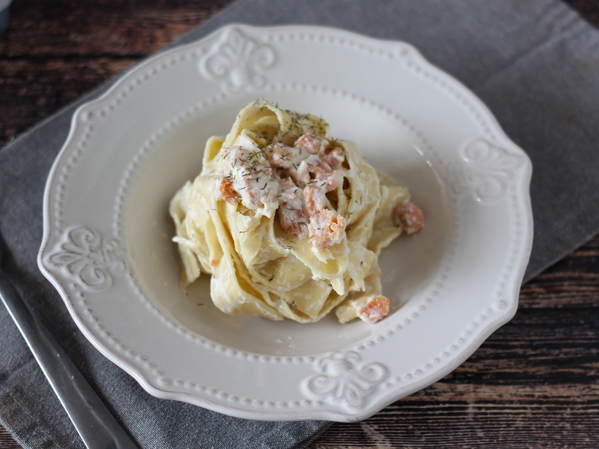 Těstoviny s lososem a sýrem ricotta: krémový recept, který chce vyzkoušet každý. - foto 3