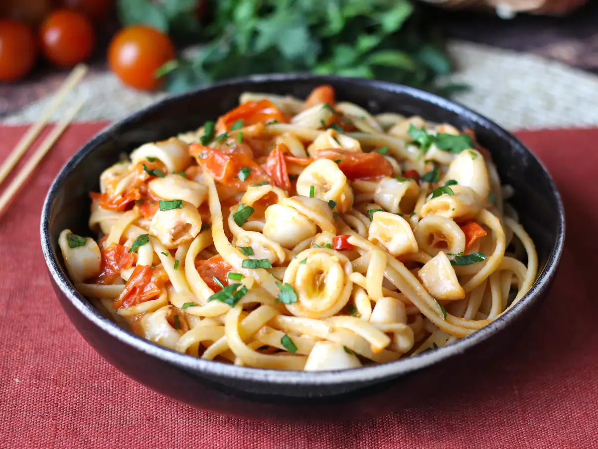 Těstoviny s mraženými chobotnicemi a cherry rajčátky: jednoduchý a chutný recept - foto 4