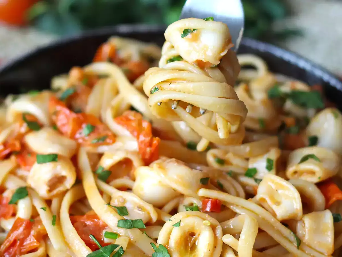 Těstoviny s mraženými chobotnicemi a cherry rajčátky: jednoduchý a chutný recept - foto 6