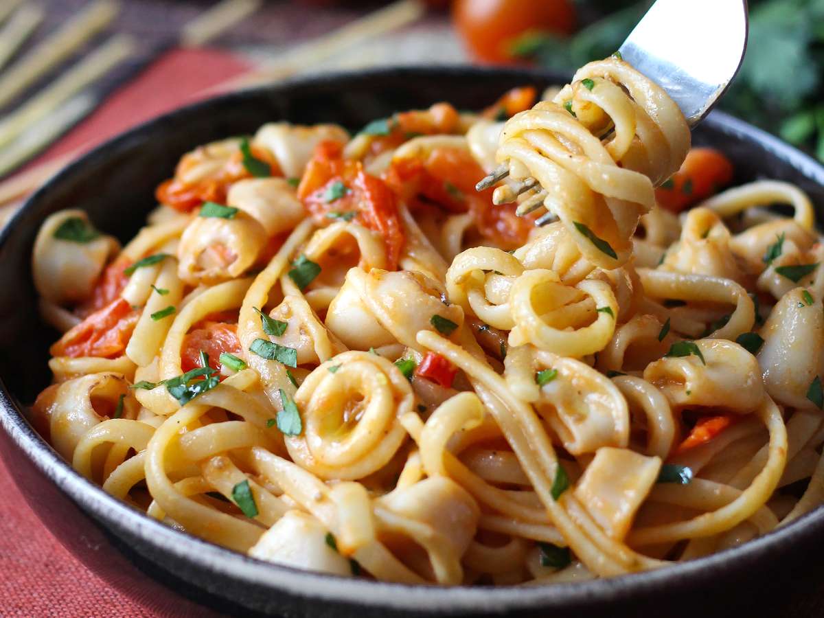 Těstoviny s mraženými olihněmi a cherry rajčátky: jednoduchý a chutný recept