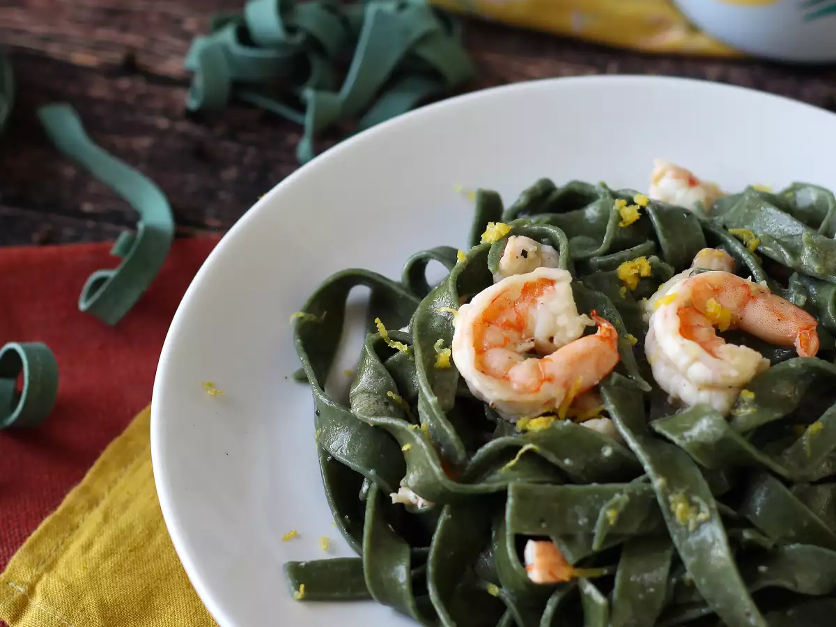 Těstoviny se spirulinou, krevetami a citronem: výživné jídlo s jedinečnou chutí