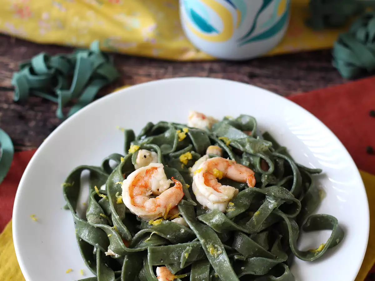 Těstoviny se spirulinou, krevetami a citronem: výživné jídlo s jedinečnou chutí - foto 2