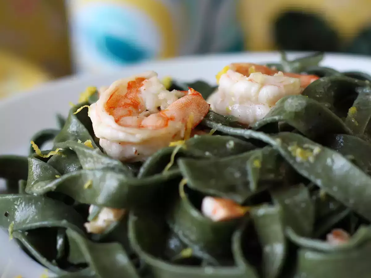 Těstoviny se spirulinou, krevetami a citronem: výživné jídlo s jedinečnou chutí - foto 4