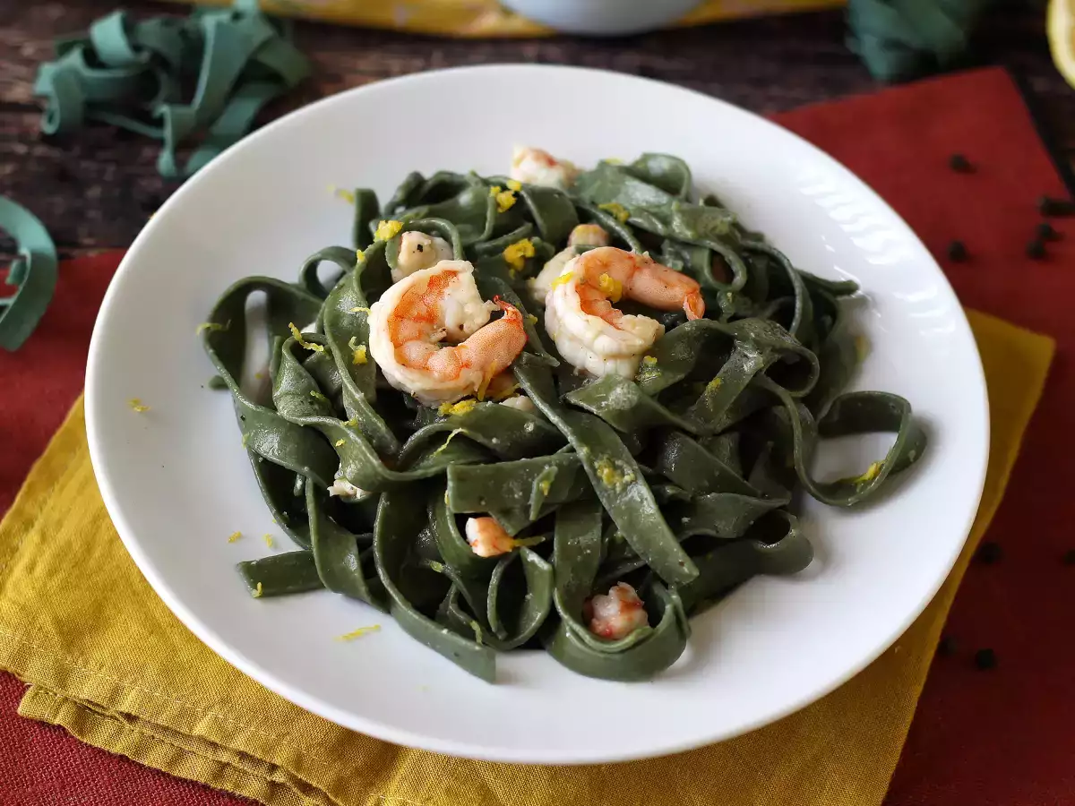 Těstoviny se spirulinou, krevetami a citronem: výživné jídlo s jedinečnou chutí - foto 5