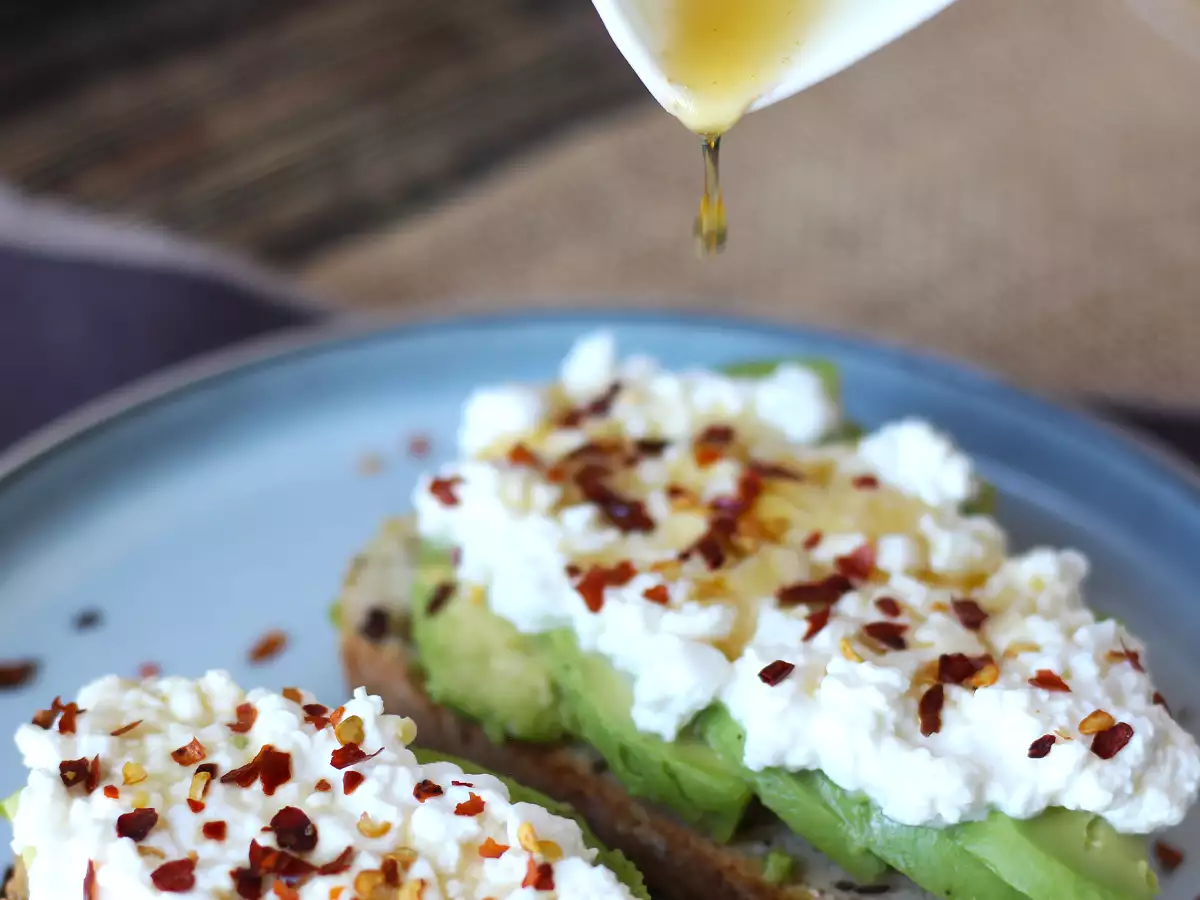 Toast s avokádem a tvarohem s kořeněným medem - foto 2