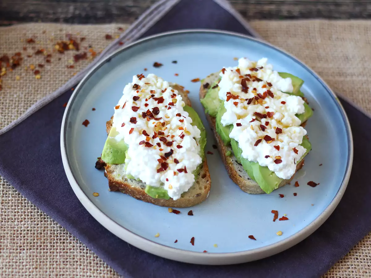 Toast s avokádem a tvarohem s kořeněným medem - foto 4