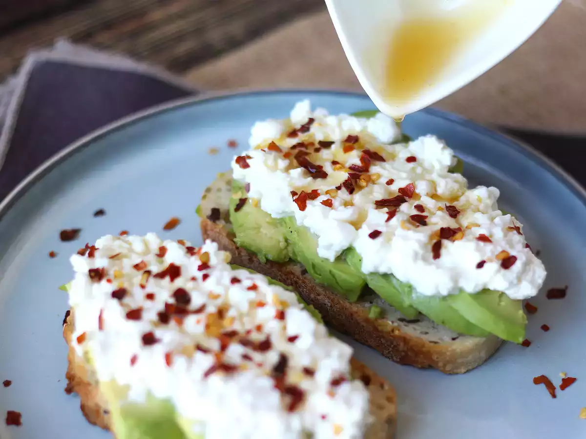 Toast s avokádem a tvarohem s kořeněným medem - foto 5