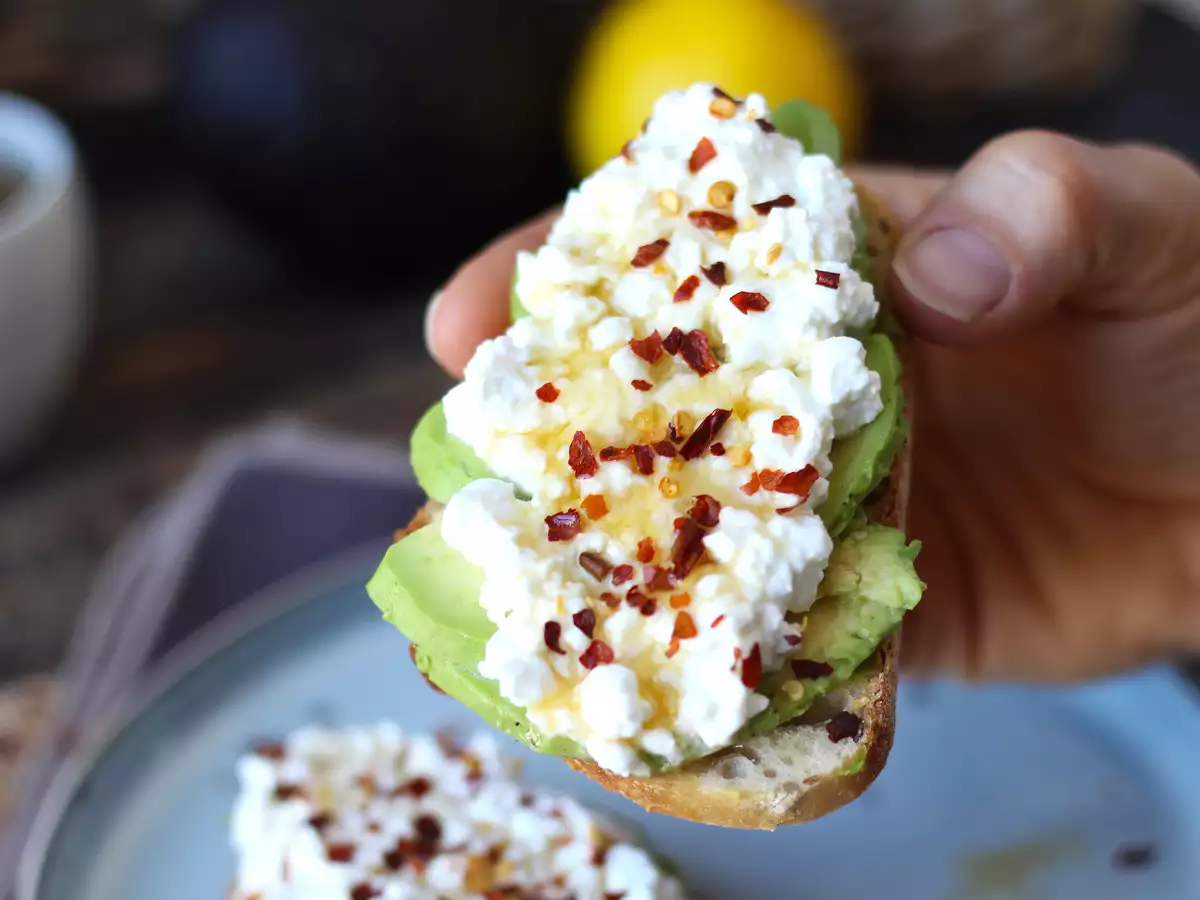 Toast s avokádem, cottage sýrem a pikantním medem - foto 6