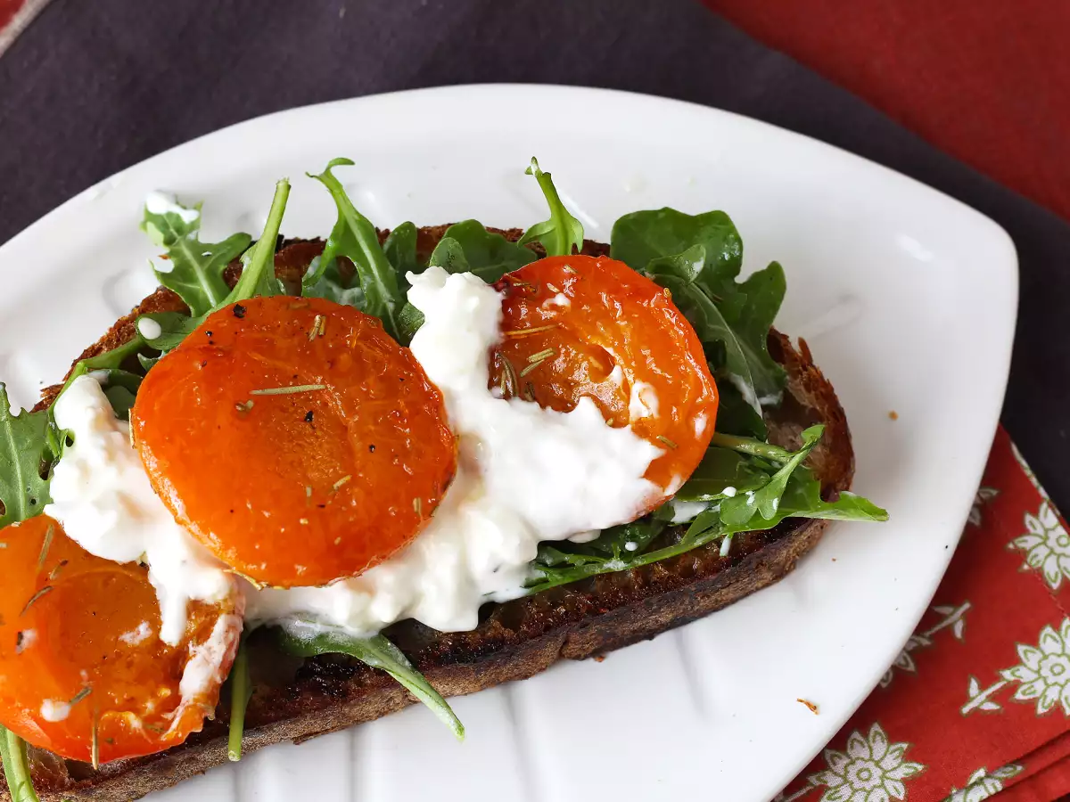 Toast s pečenými meruňkami, rukolou a burratou