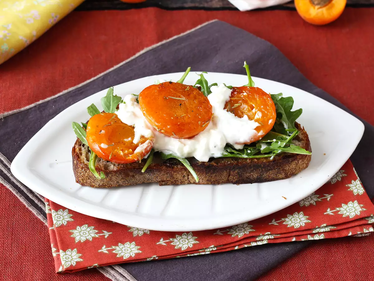 Toast s pečenými meruňkami, rukolou a burratou - foto 3