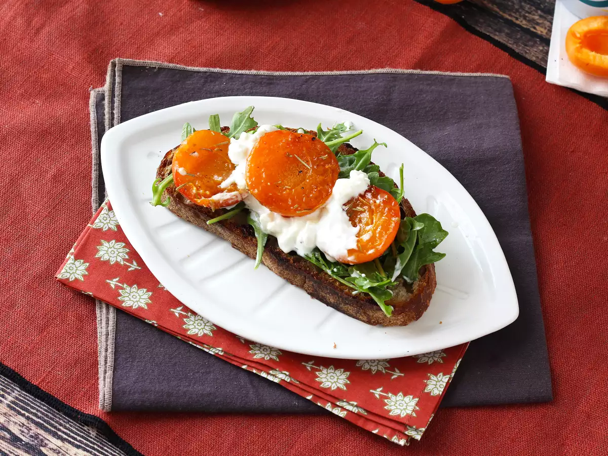 Toast s pečenými meruňkami, rukolou a burratou - foto 4