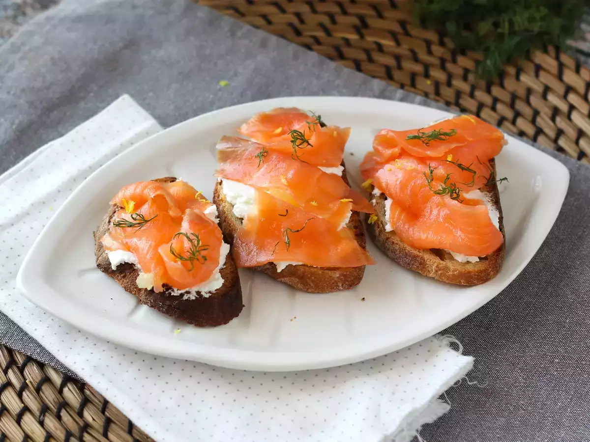 Toasty s čerstvým kozím sýrem a uzeným lososem - foto 4