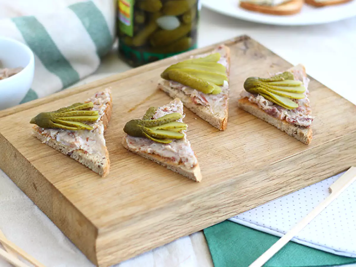 Toasty s rillettes a nakládanými okurkami