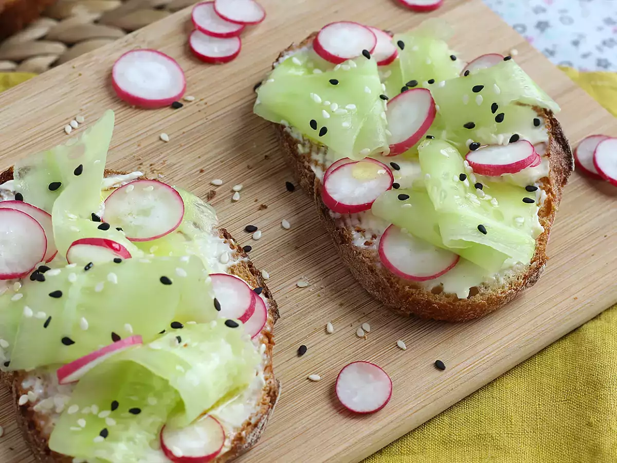 Topinky s čerstvým sýrem, okurkou a ředkvičkami - foto 4