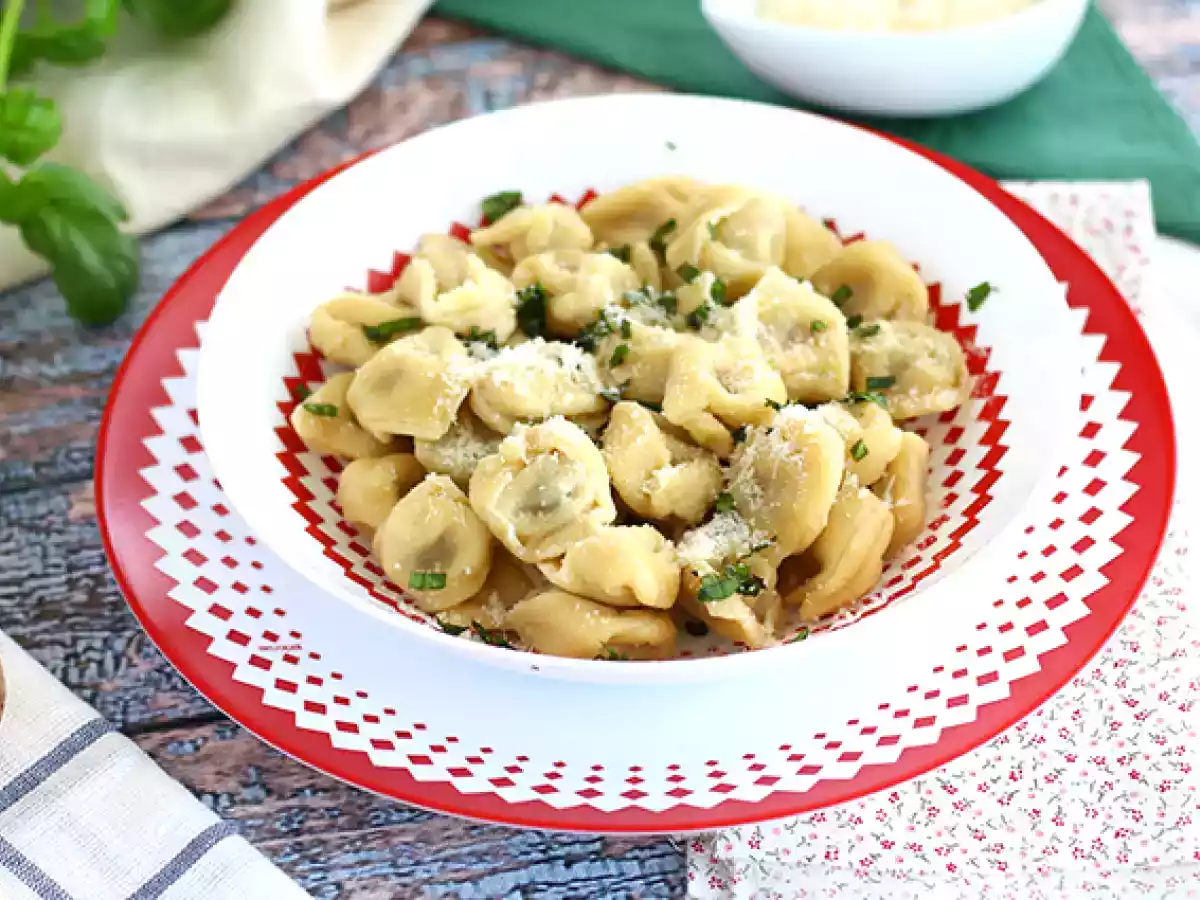Tortellini s parmazánem, šunkou a bazalkou