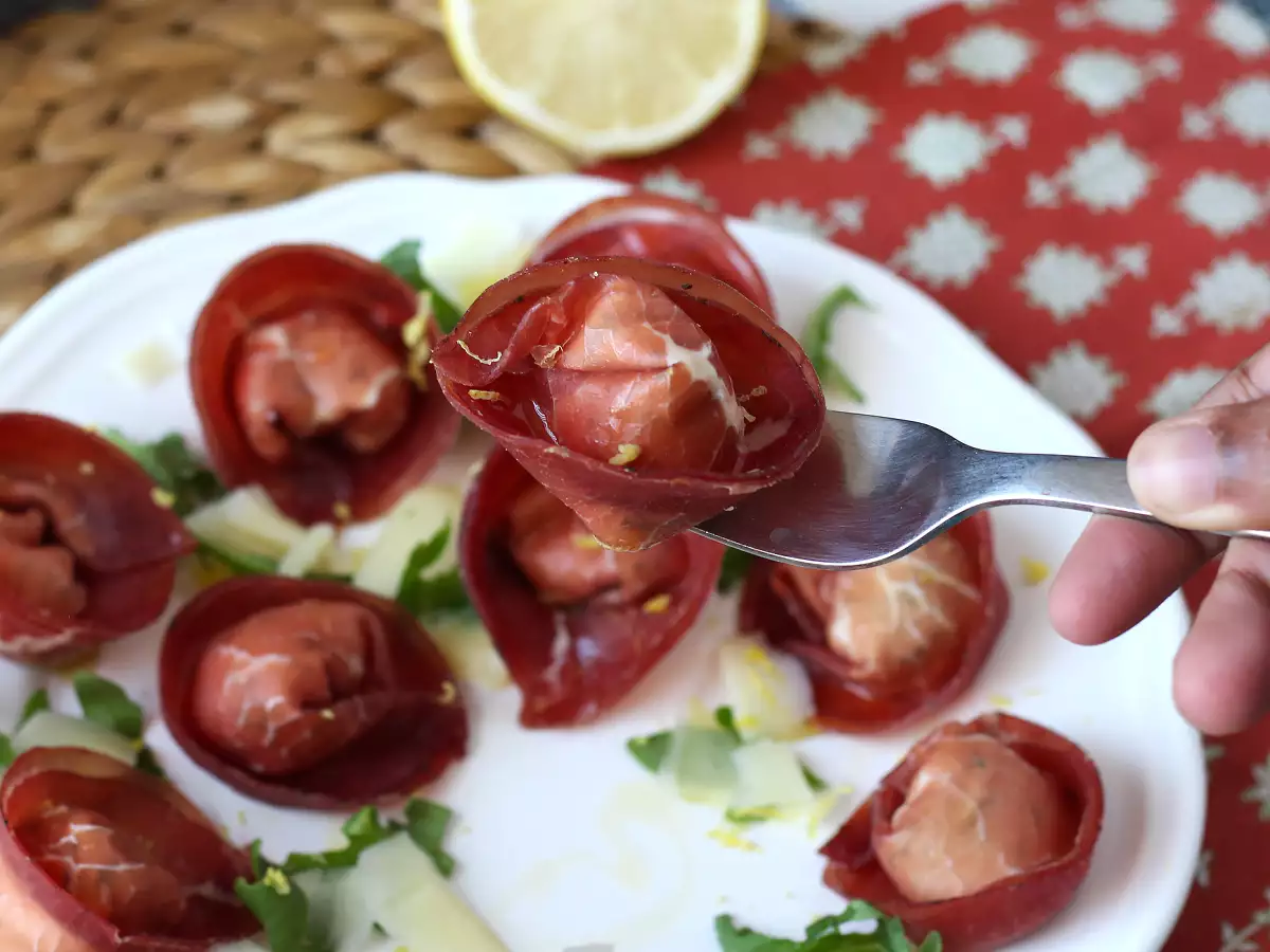 Tortelloni di bresaola plněné rukolou a sýrem ricotta: chutné a hotové za 10 minut! - foto 2