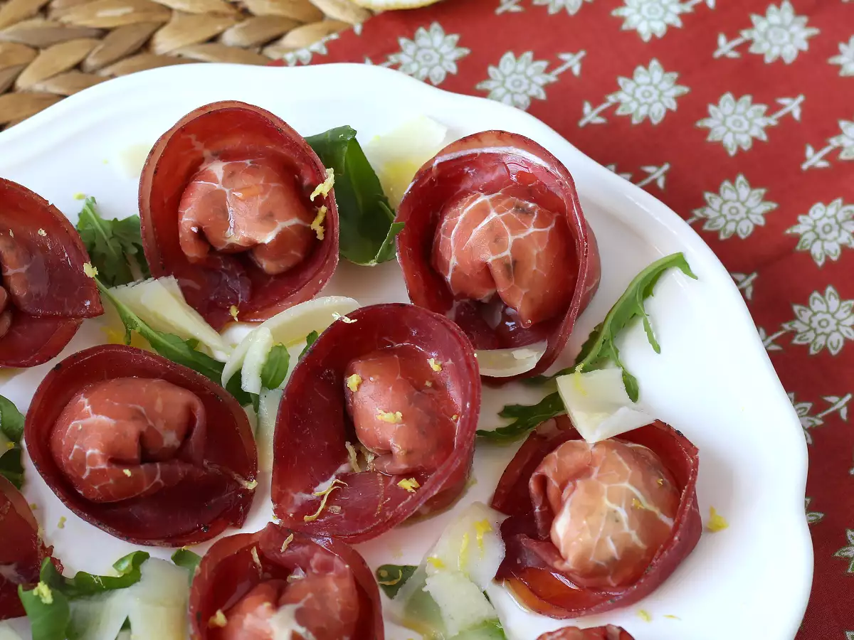 Tortelloni di bresaola plněné rukolou a sýrem ricotta: chutné a hotové za 10 minut! - foto 5