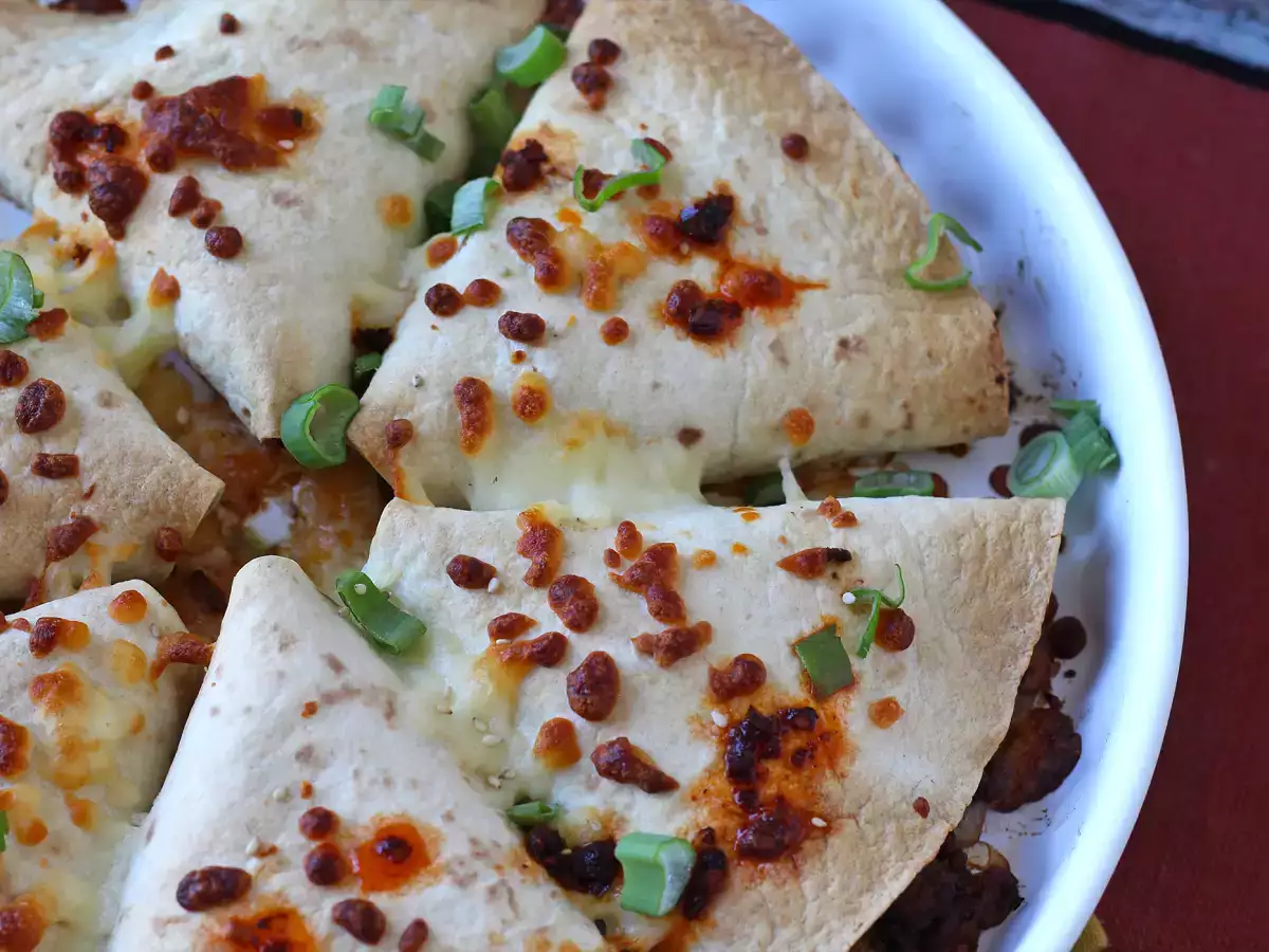 Tortilly pečené v troubě s quesadillou a pikantní hovězí náplní - foto 5