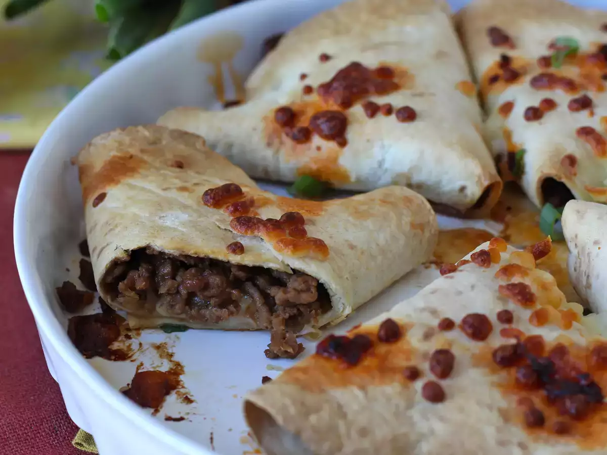 Tortilly plněné po vzoru quesadill s pikantní hovězí náplní, zapečené v troubě - foto 3