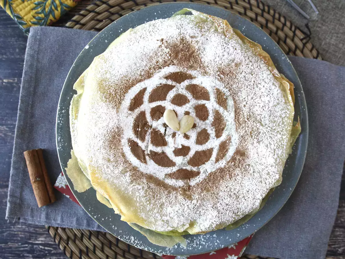 Tradiční marocké pečivo s cihlovým těstem, kuřecím masem a kořením - foto 2