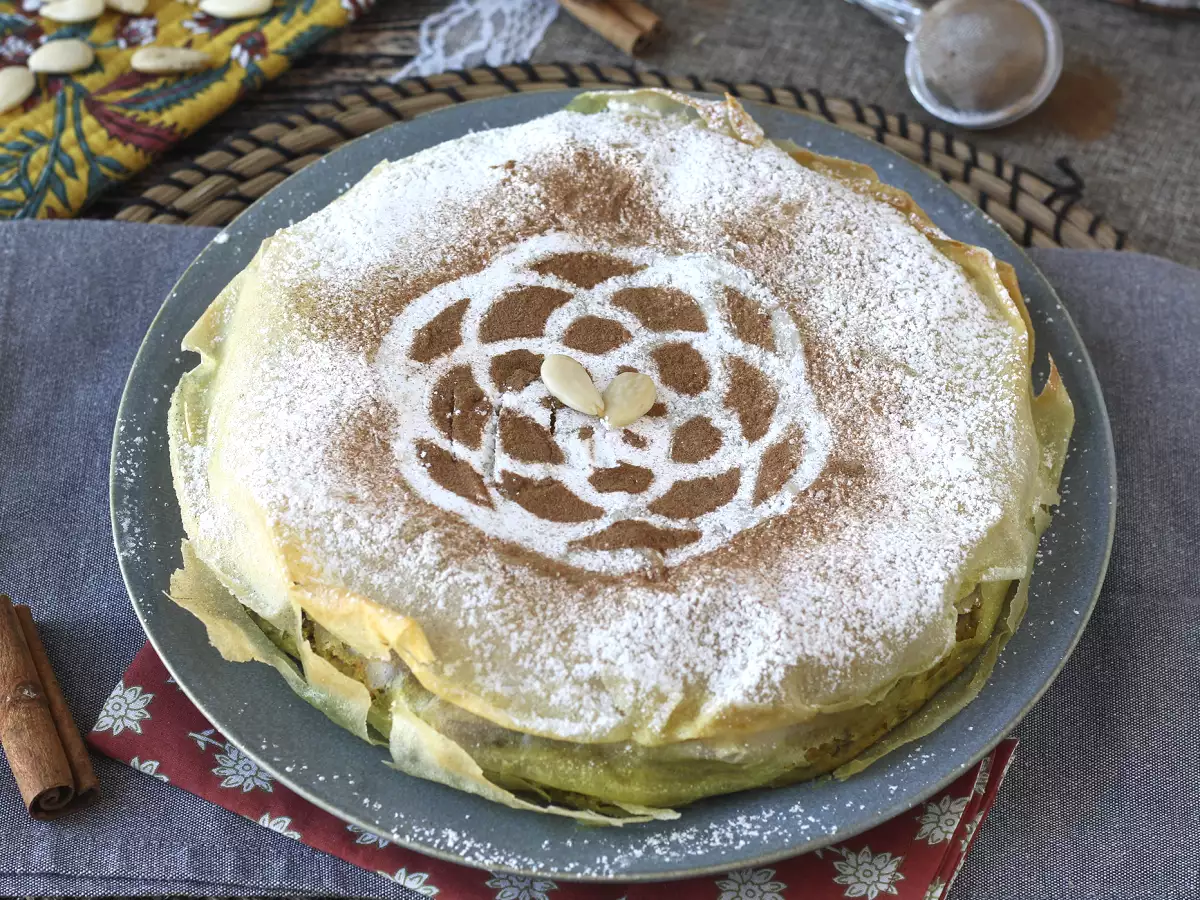 Tradiční marocké pečivo s cihlovým těstem, kuřecím masem a kořením - foto 3