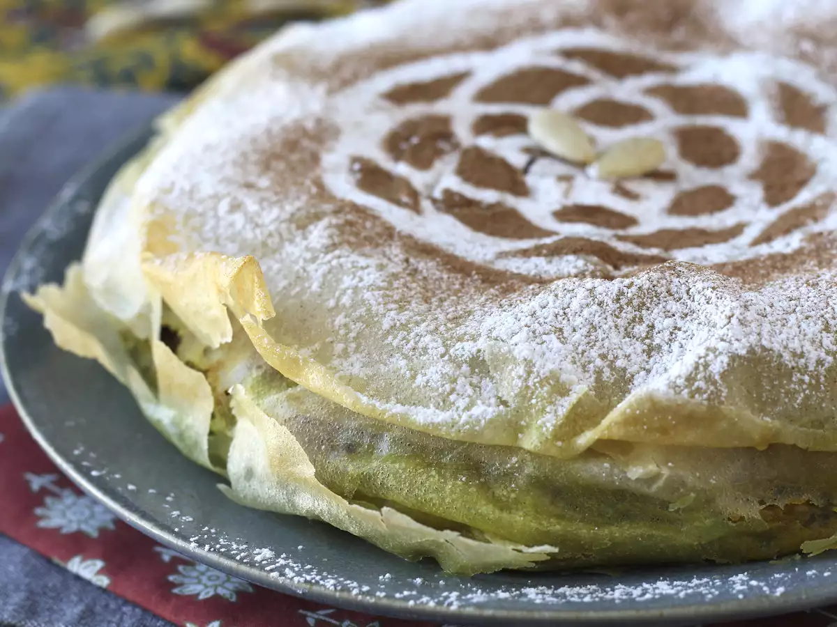 Tradiční marocké pečivo s cihlovým těstem, kuřecím masem a kořením - foto 4