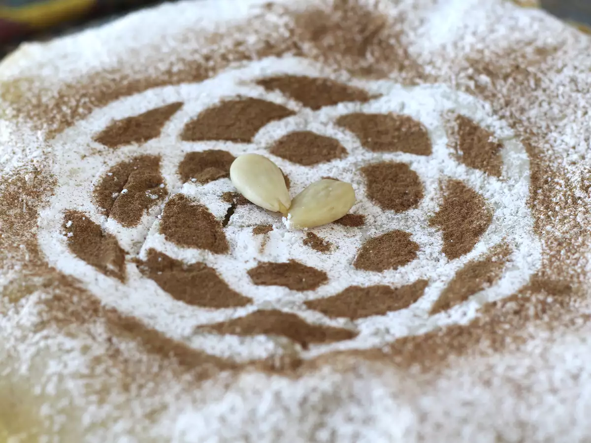 Tradiční marocké pečivo s cihlovým těstem, kuřecím masem a kořením - foto 5