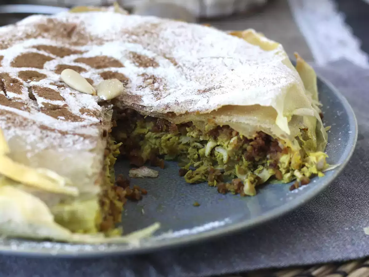 Tradiční marocké pečivo s cihlovým těstem, kuřecím masem a kořením - foto 6