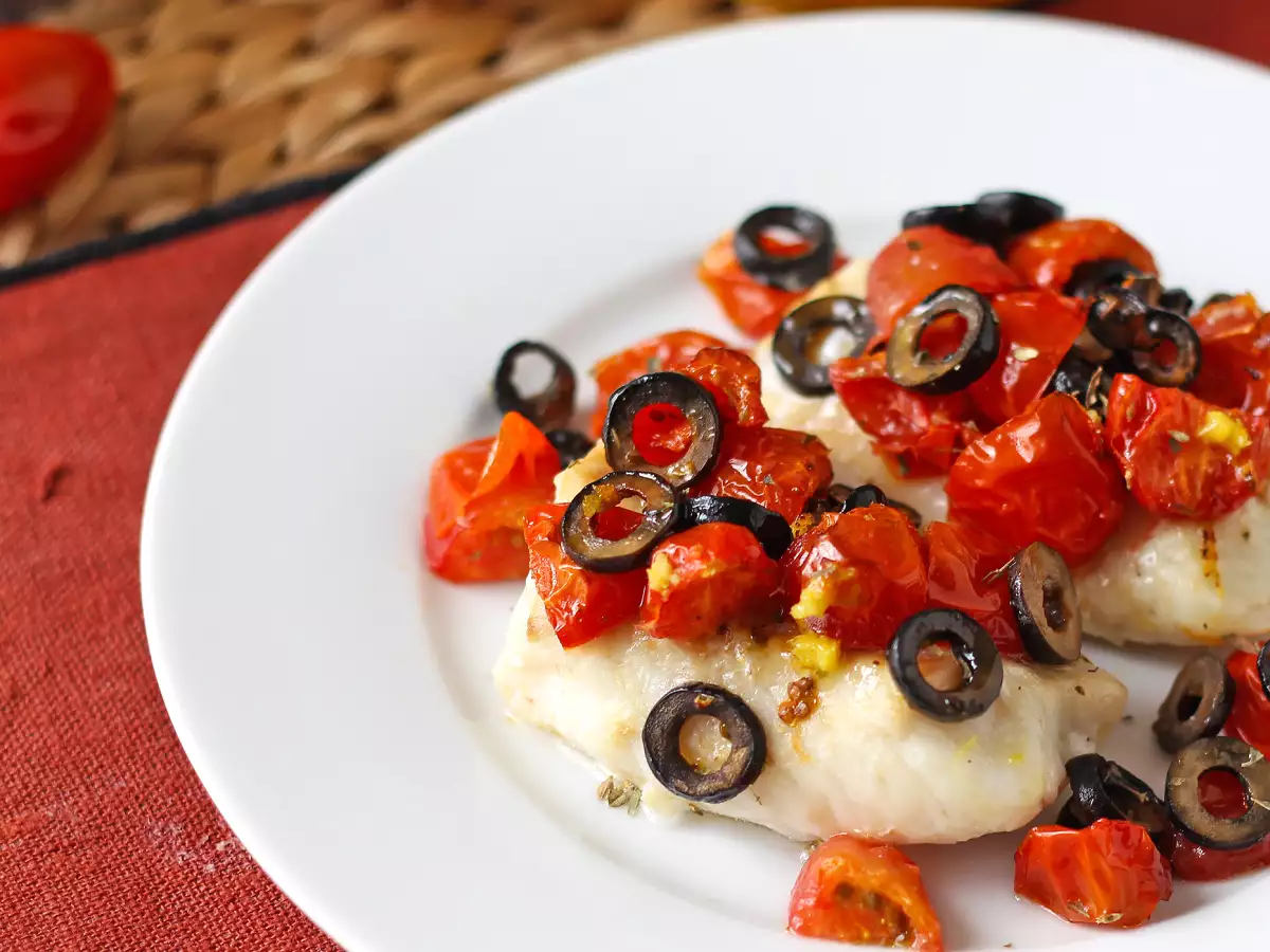 Treska v horkovzdušné fritéze s cherry rajčátky, olivami a citronem: lehký a rychlý recept - foto 7