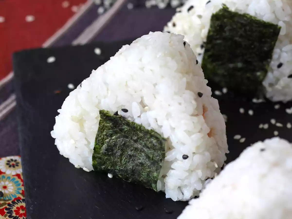 Tuňákové onigiri, malý japonský trojúhelníkový sendvič s rýží - おにぎり