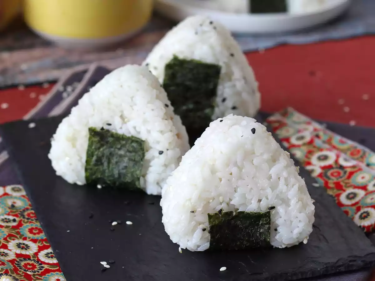 Tuňákové onigiri, malý japonský trojúhelníkový sendvič s rýží - おにぎり - foto 2