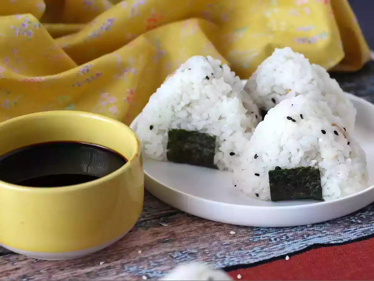 Tuňákové onigiri, malý japonský trojúhelníkový sendvič s rýží - おにぎり - foto 3
