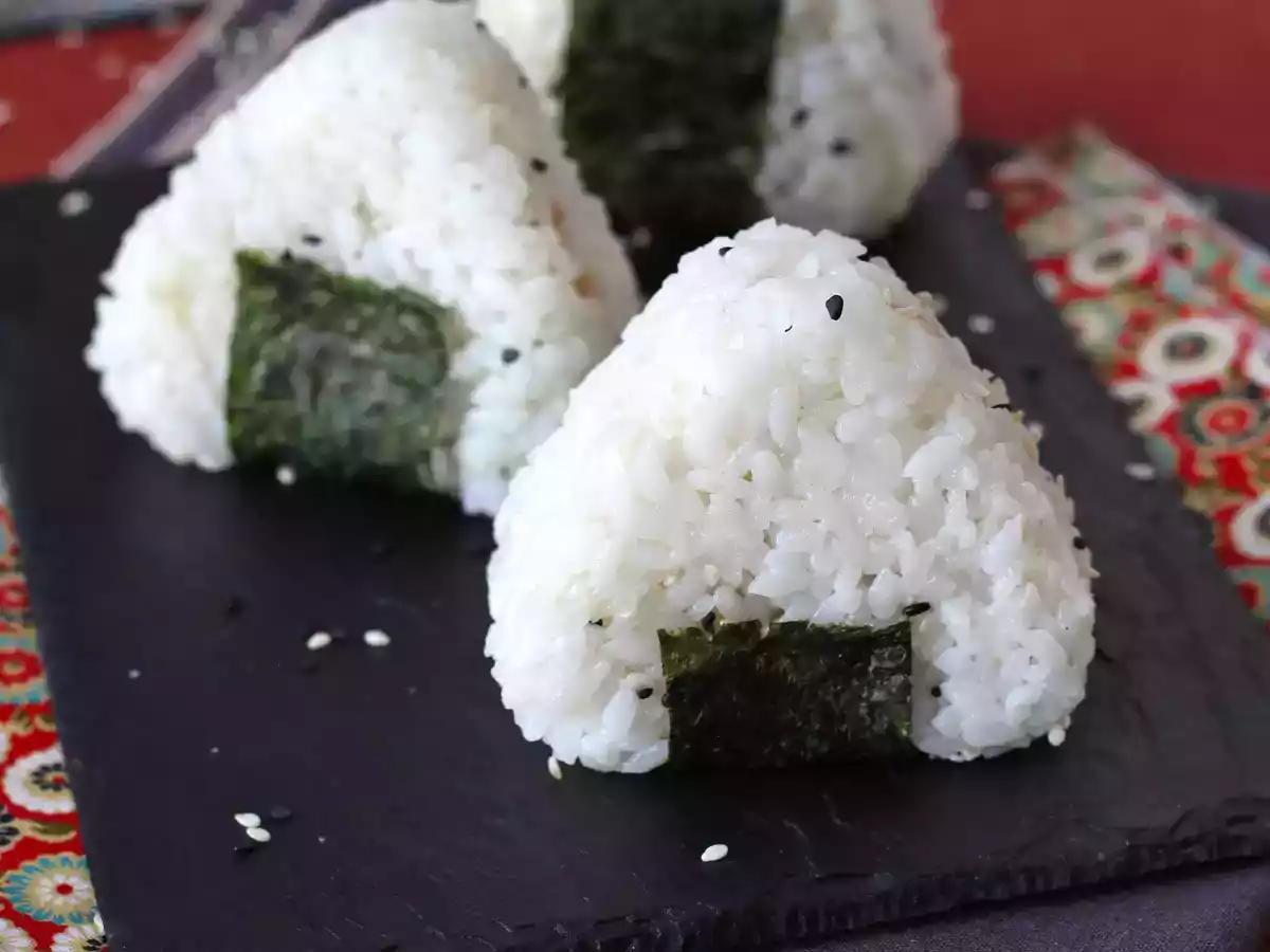 Tuňákové onigiri, malý japonský trojúhelníkový sendvič s rýží - おにぎり - foto 4