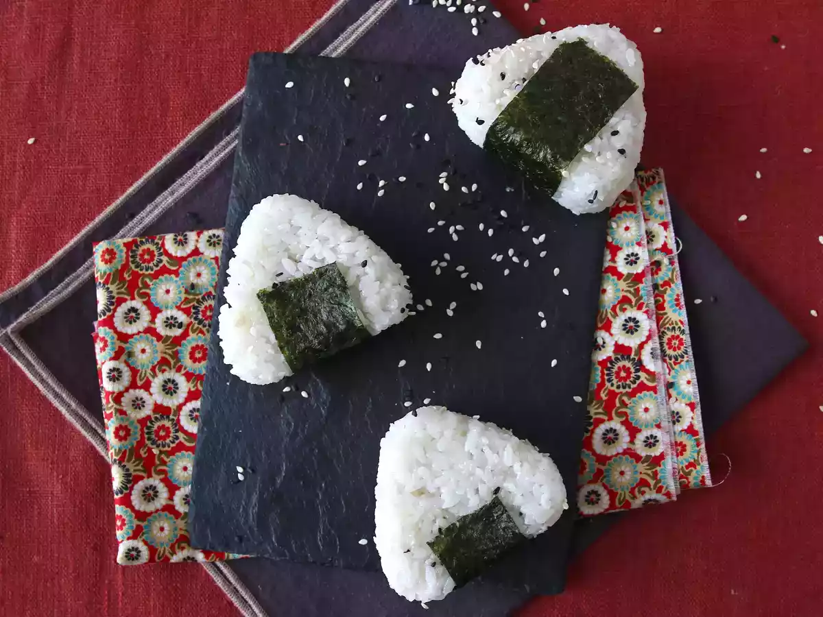 Tuňákové onigiri, malý japonský trojúhelníkový sendvič s rýží - おにぎり - foto 5