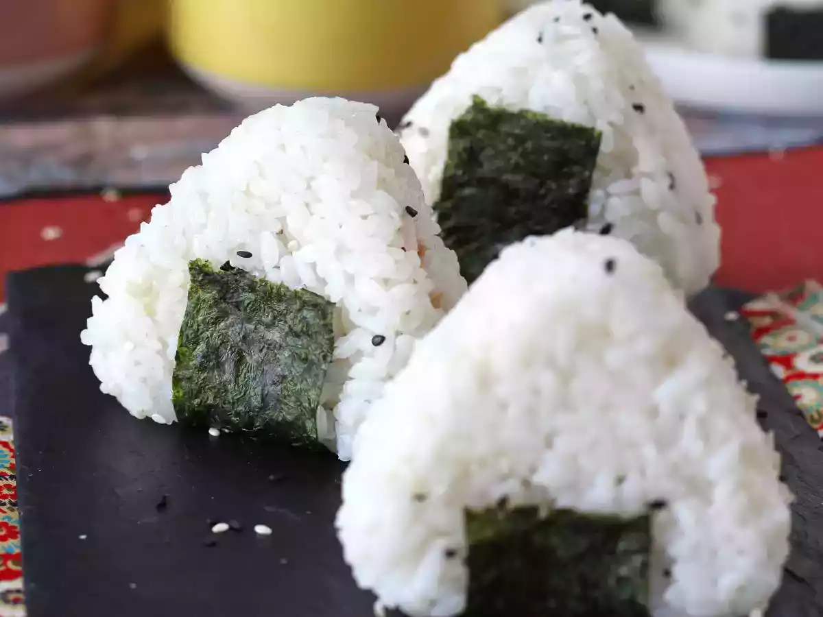 Tuňákové onigiri, malý japonský trojúhelníkový sendvič s rýží - おにぎり - foto 6
