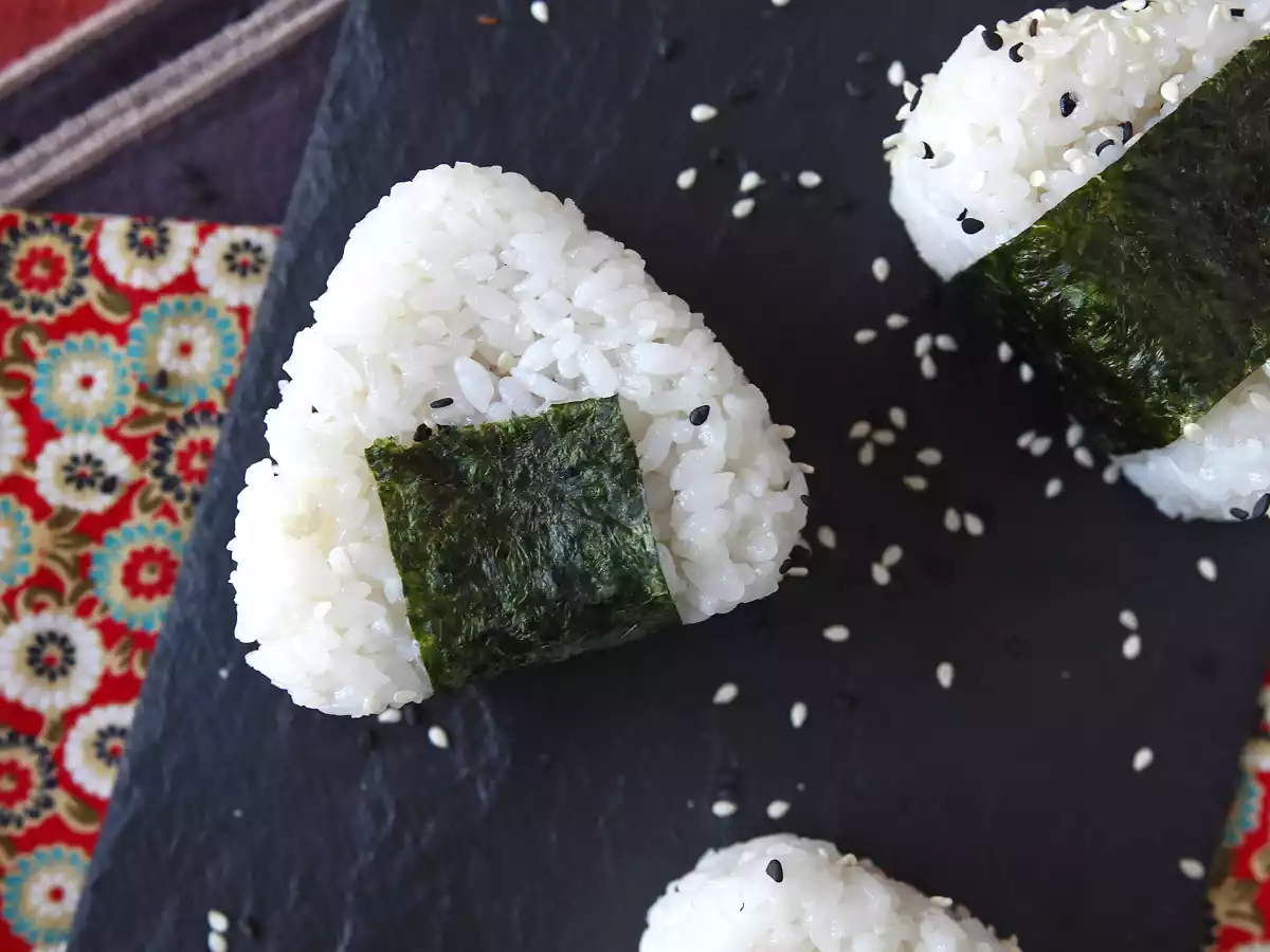 Tuňákové onigiri, malý japonský trojúhelníkový sendvič s rýží - おにぎり - foto 7