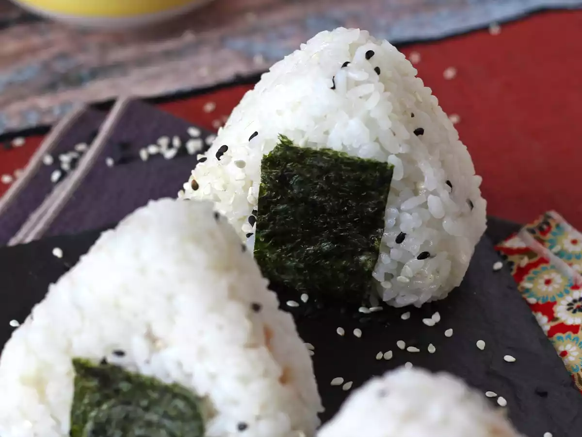 Tuňákové onigiri, malý japonský trojúhelníkový sendvič s rýží - おにぎり - foto 8
